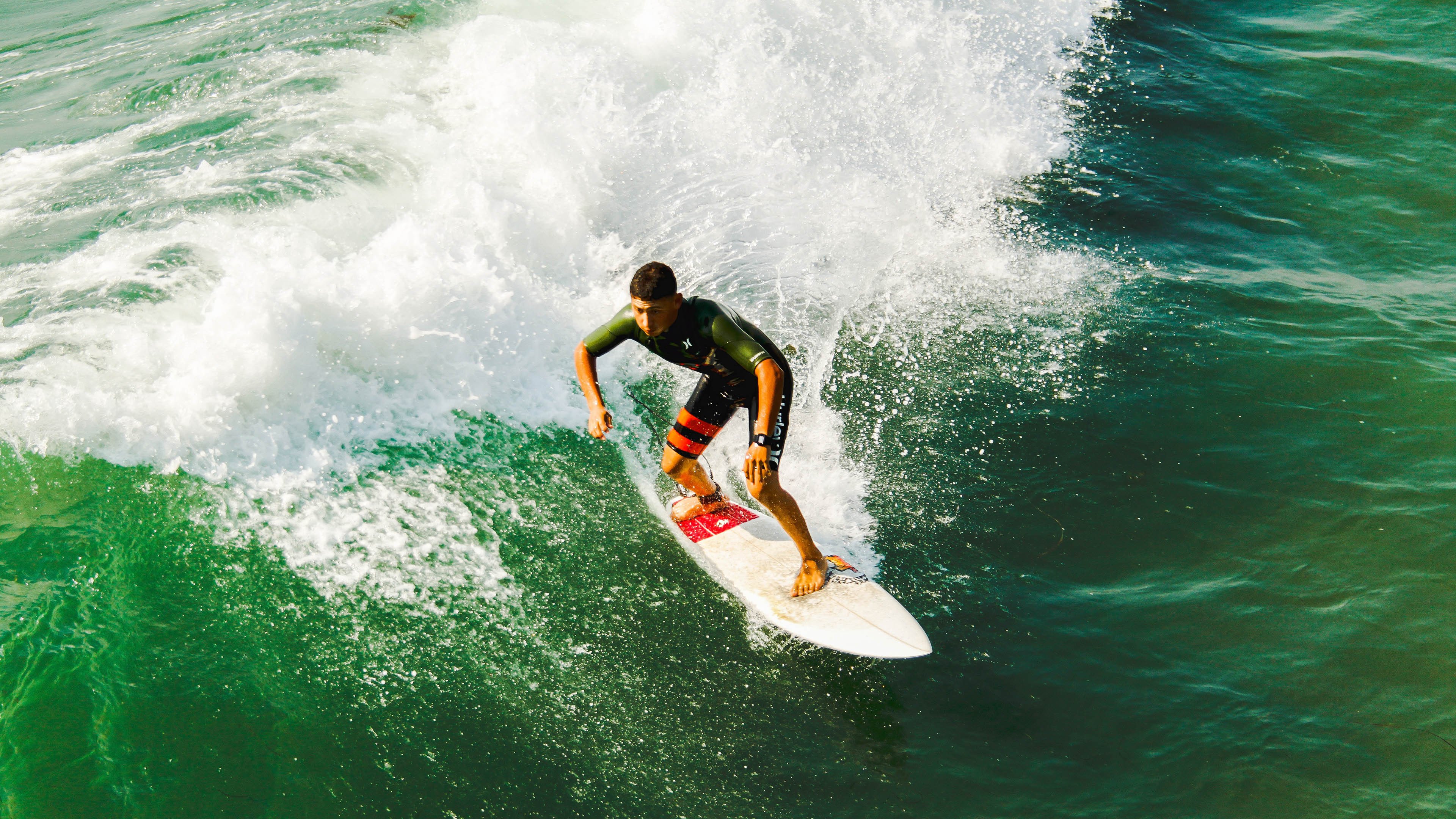 开云官网-赛场双城记，快船的铁壁合围与F1的孤胆狂飙